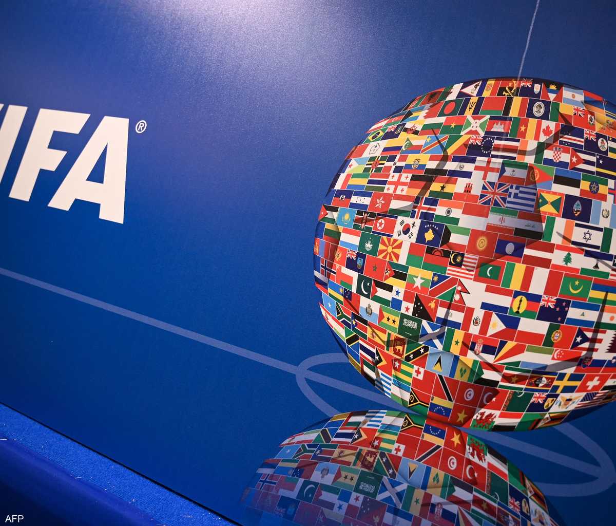 لاعبون يصطفون في كأس العالم 2026 حول دائرة الملعب