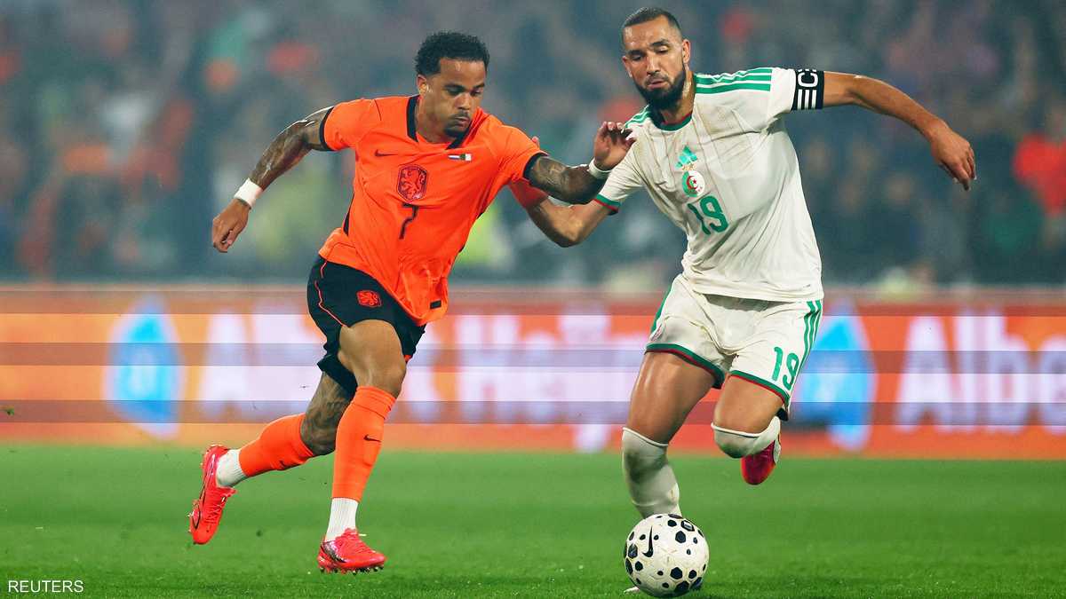 منتخب الجزائر يحتفل بالفوز على هولندا