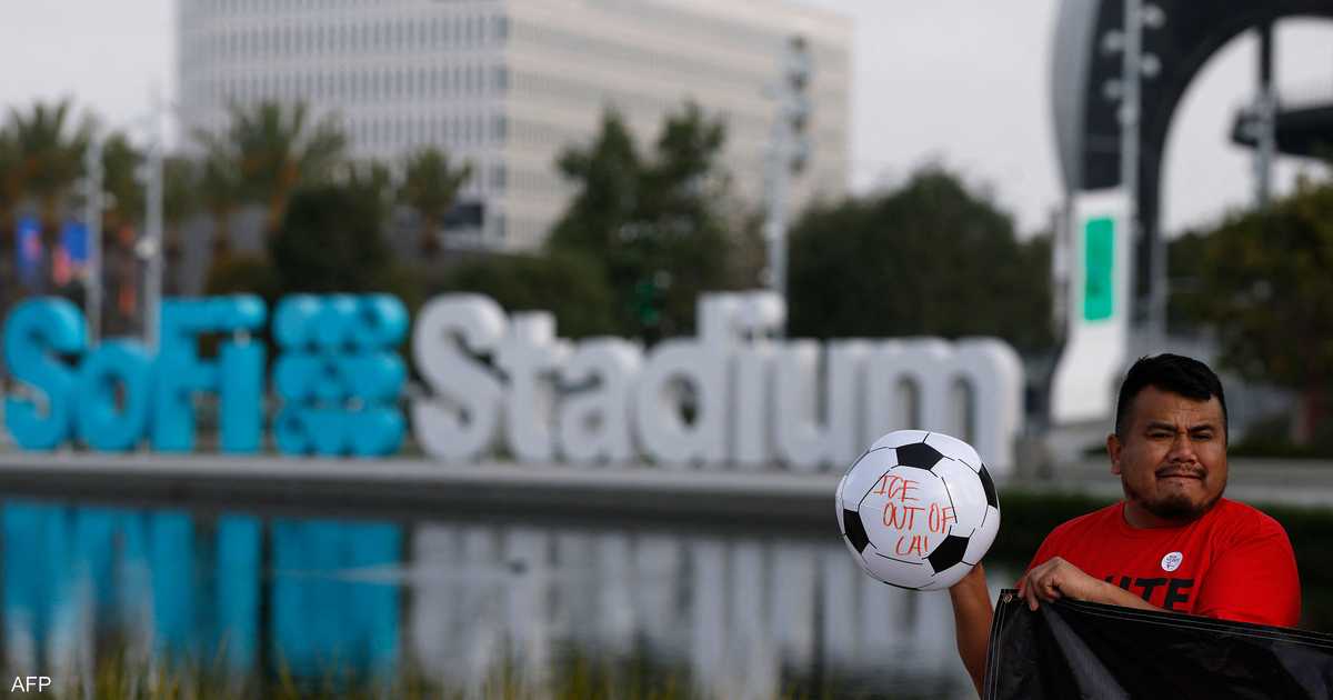 عمال ملعب سوفي يضربون قبل كأس العالم 2026