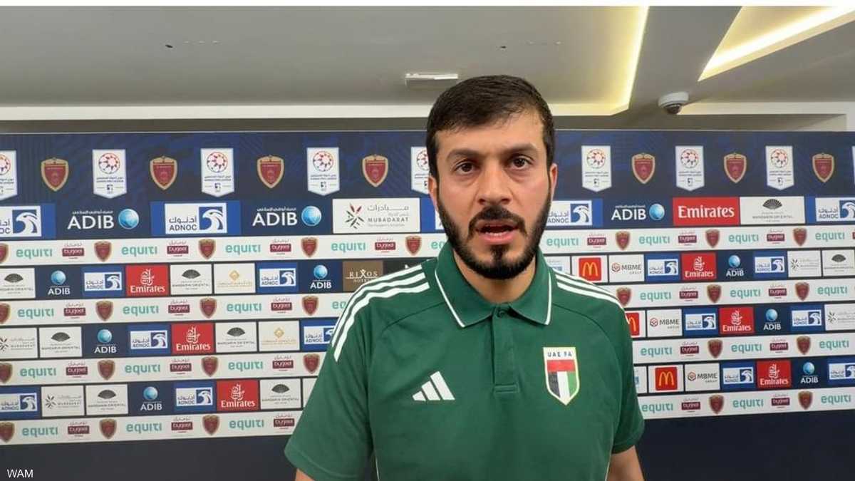 الحكم الإماراتي محمد عبد الله خلال مباراة في كأس العالم 2026