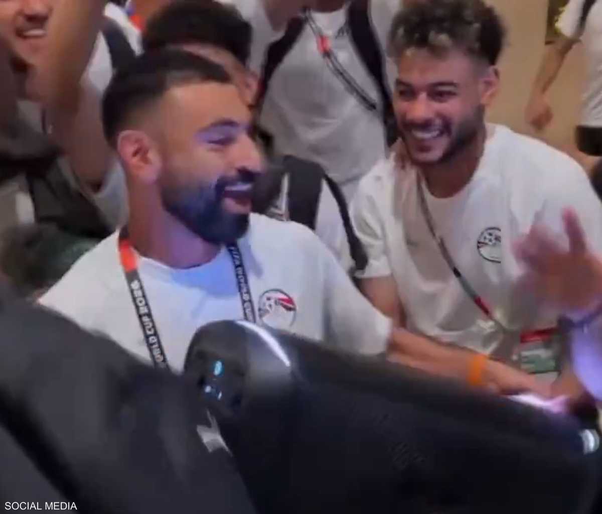 محمد صلاح يرقص في شوارع فانكوفر بعد فوز مصر