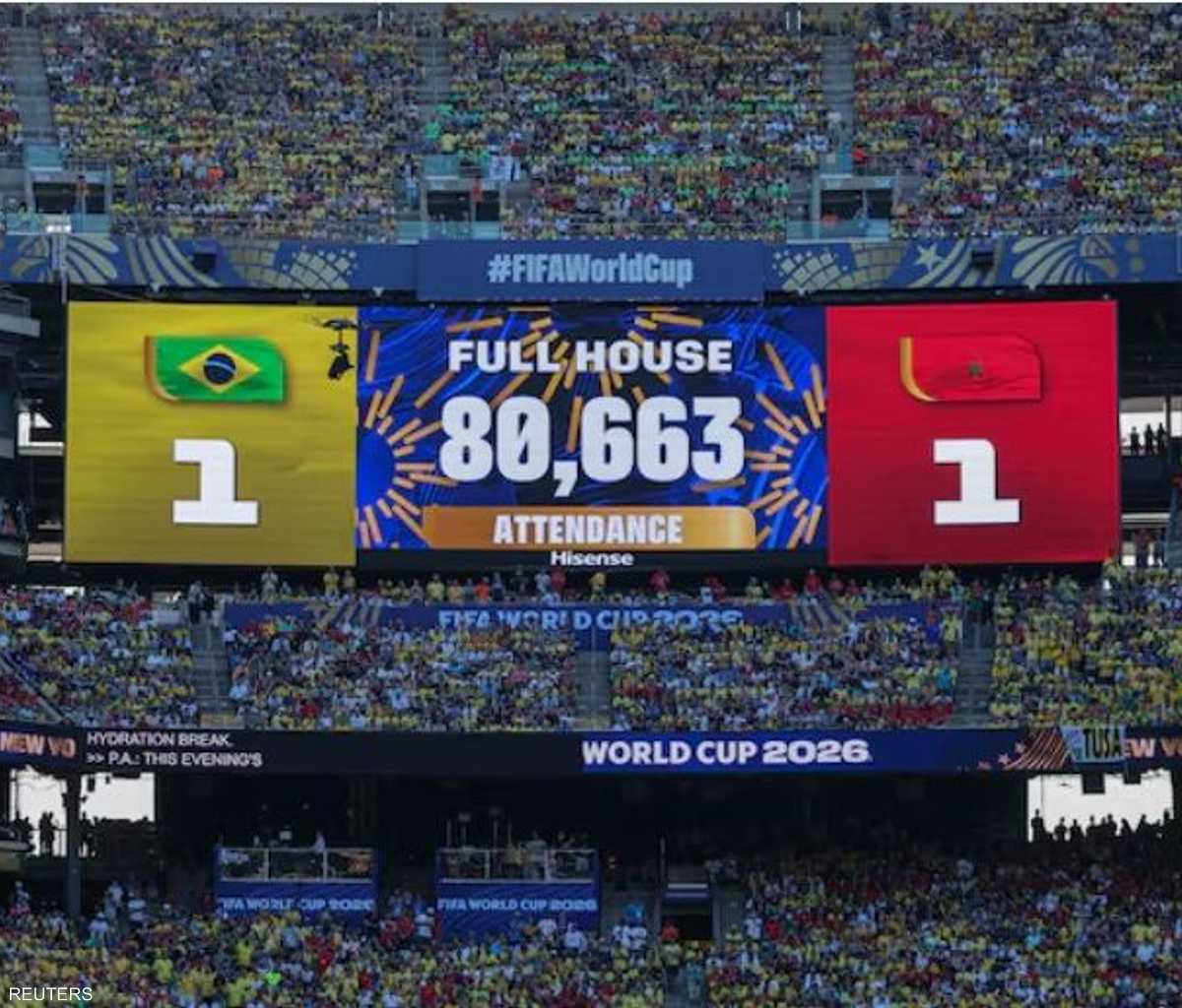شابان يشجعان في استوديو زجاجي خلال كأس العالم 2026