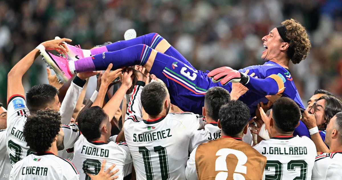 غييرمو أوتشوا يحتفل مع زملائه في كأس العالم 2026