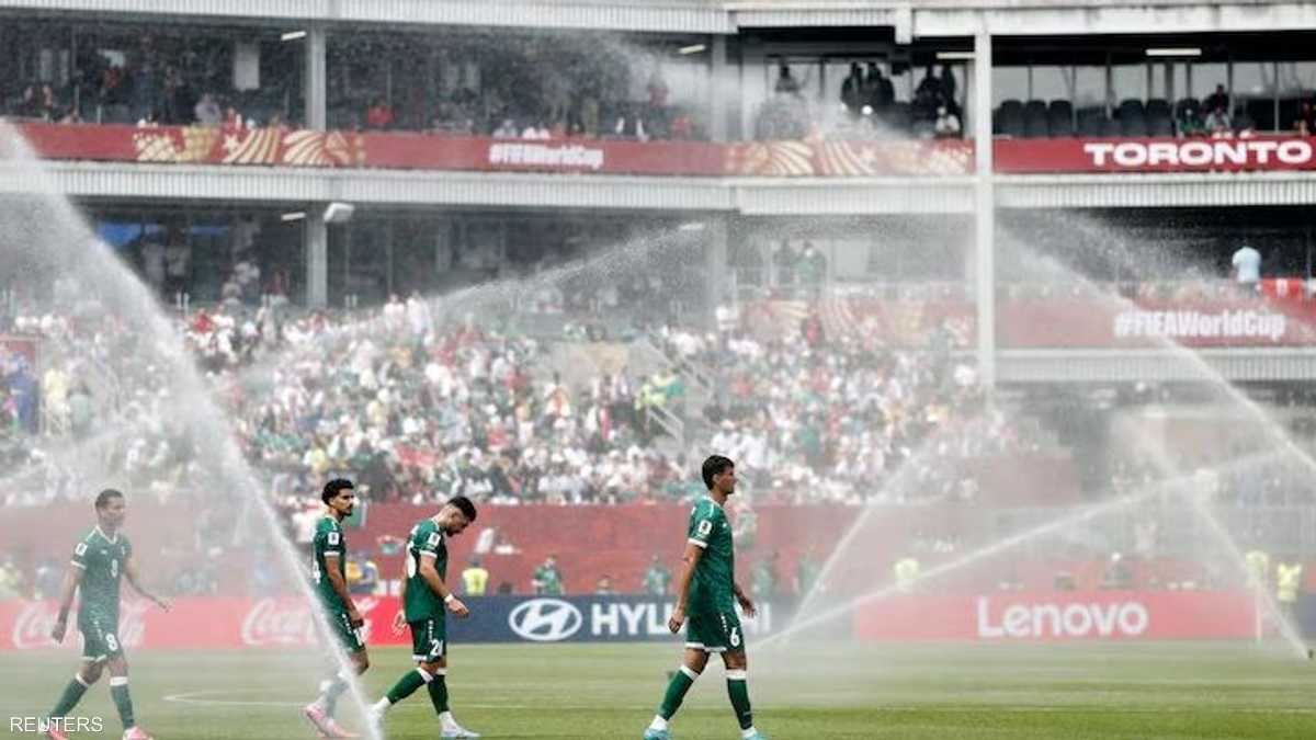 لاعب كرة قدم يتعرق خلال مباراة في جو حار بكأس العالم 2026