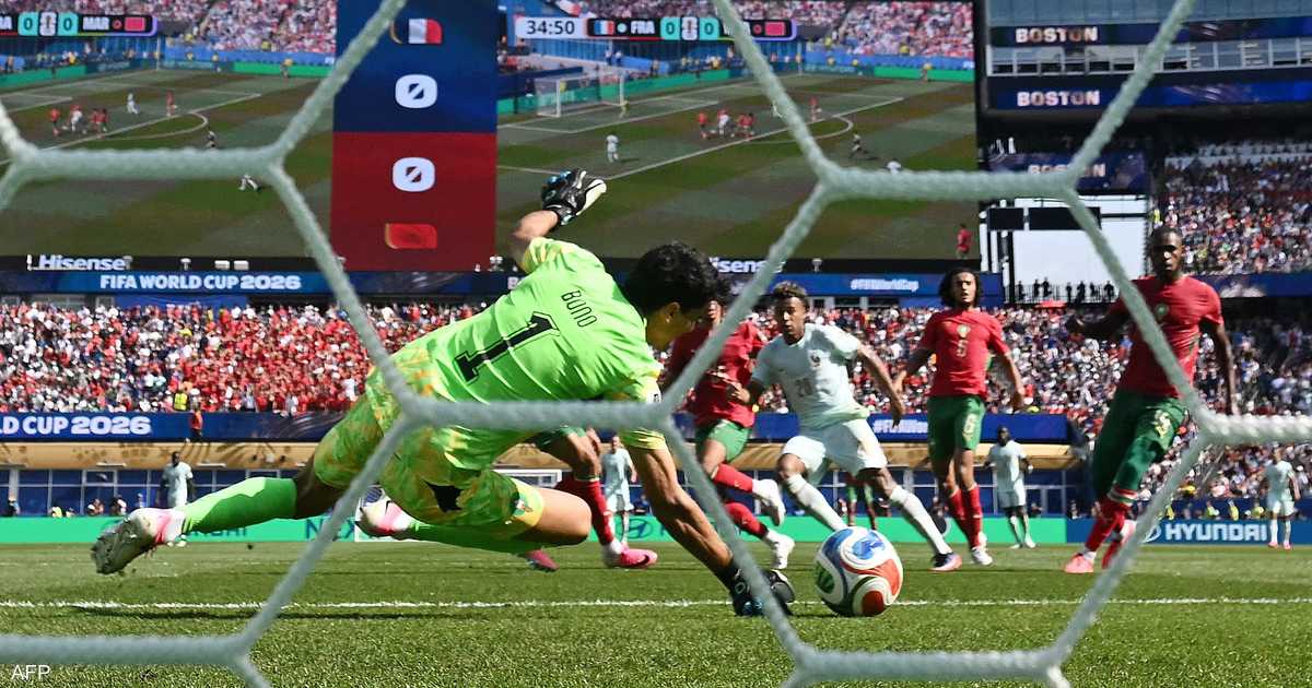 ياسين بونو يتصدى لركلة جزاء كيليان مبابي في كأس العالم 2026