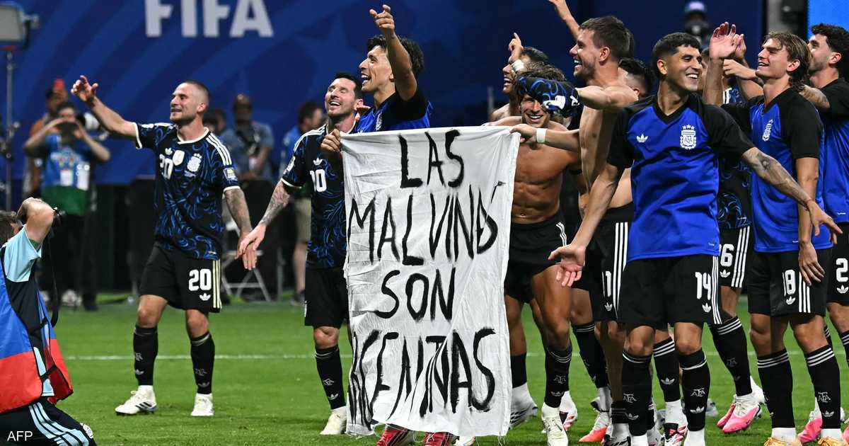 لاعبو الأرجنتين يرفعون لافتة سياسية في كأس العالم 2026