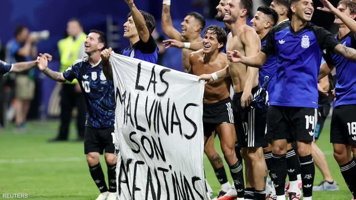 لاعبو الأرجنتين يرفعون لافتة جزر فوكلاند في كأس العالم