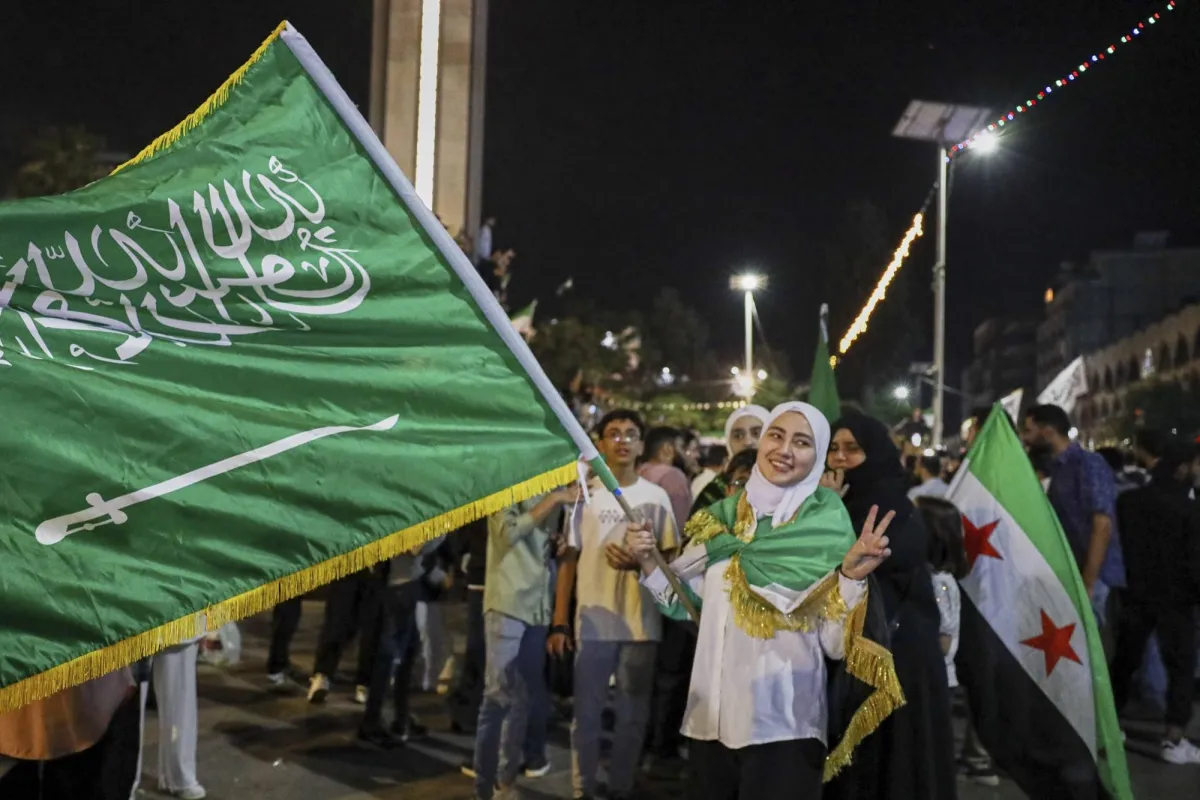 السوريون يأملون بمرحلة من «الرغد» بعد إزالة العقوبات الأميركية السوريون يأملون بمرحلة من «الرغد» بعد إزالة العقوبات الأميركية