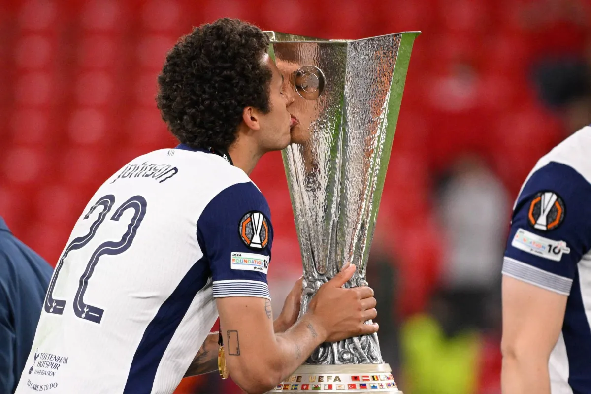 لا أستطيع وصف مشاعري بعد التتويج بالدوري الأوروبي لا أستطيع وصف مشاعري بعد التتويج بالدوري الأوروبي