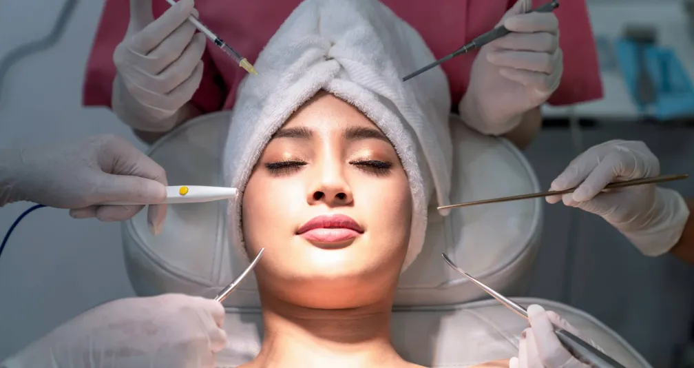 جمالية مُغريّة: التحدي بين أخلاقيات المهنة وإغراءات الجمال هوس التجميل... بين أخلاقيات المهنة وإغراءات المظهر