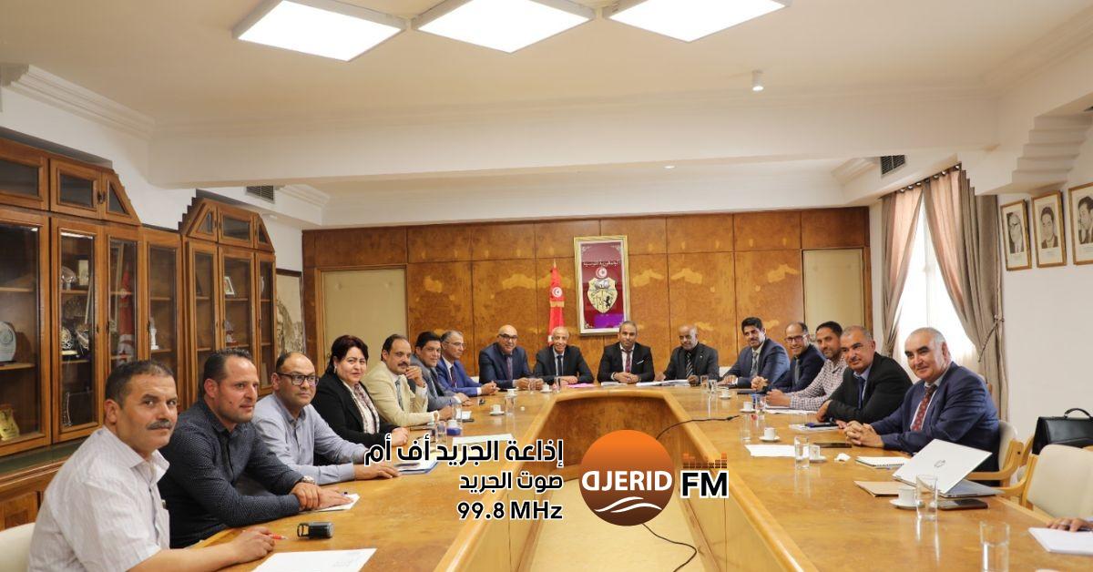 توقيع اتفاقية لتوزيع 24 حافلة على عدة مناطق في الجمهورية امضاء اتفاقية إحالة 24 حافلة إلى عدد من جهات الجمهورية