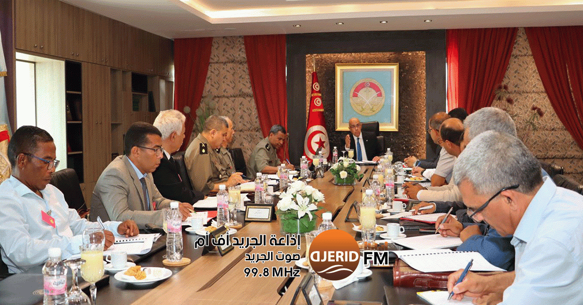 وزير الدفاع يقود اجتماعًا حيويًا لتطوير الجنوب والصحراء وزير الدفاع يشرف على اجتماع مجلس مؤسسة ديوان رجيم معتوق لتنمية الجنوب والصحراء