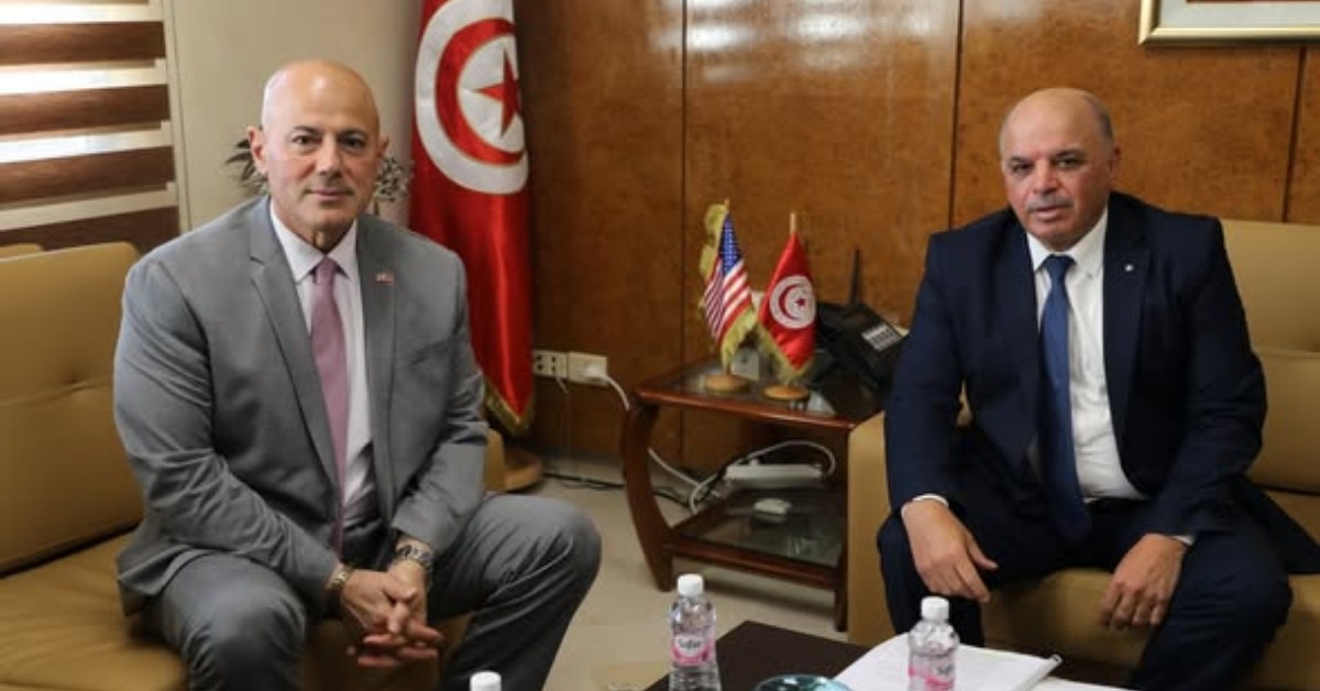 تعزيز الربط الجوي وتطوير الموانئ يُناقشه وزير النقل مع السفير الأمريكي تعزيز الربط الجوي وتطوير الموانئ محور لقاء وزير النقل بالسفير الأمريكي