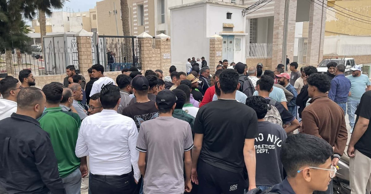 جماهير الملعب القابسي تحتج أمام مقر الولاية