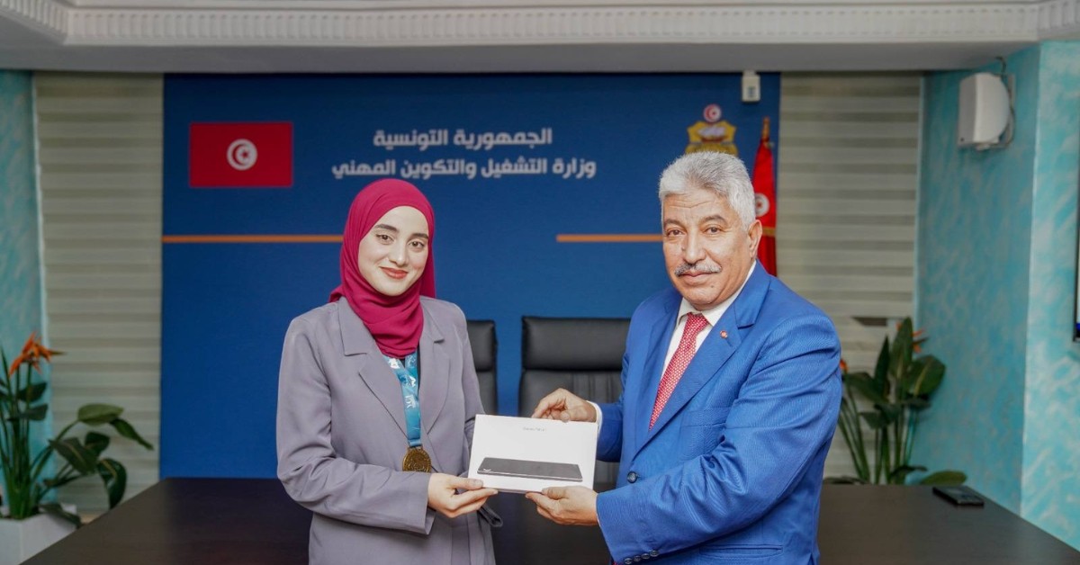وزارة التشغيل تكرم بطلة مسابقة كبار الطباخين الشباب بروسيا وتسلط الضوء على مواهب الطهي وزارة التشغيل تكرّم الفائزة في مسابقة كبار الطباخين الشباب بروسيا