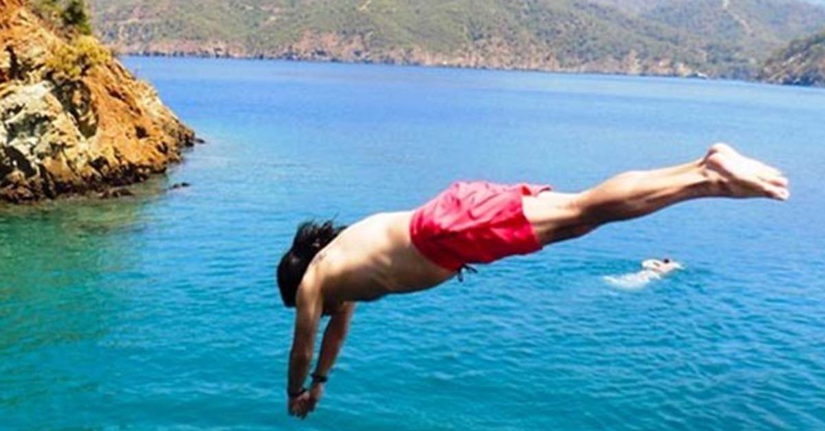 مختصّ في أمراض القلب يحذّر من الغطس المفاجئ في الماء البارد