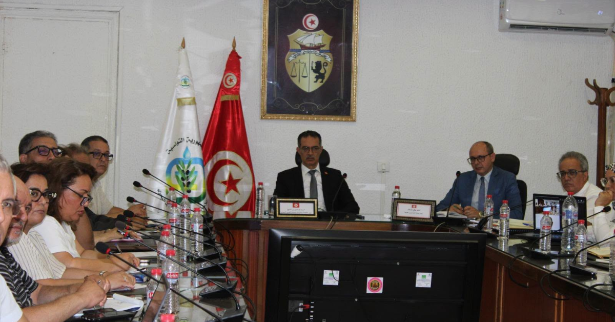 تونس تطلق تجربة نموذجية للقاح السل لدى الأبقار بعد موافقة وزير الفلاحة تونس تدرس اعتماد لقاح ضد السل لدى الأبقار.. ووزير الفلاحة يأذن بتجربة نموذجية