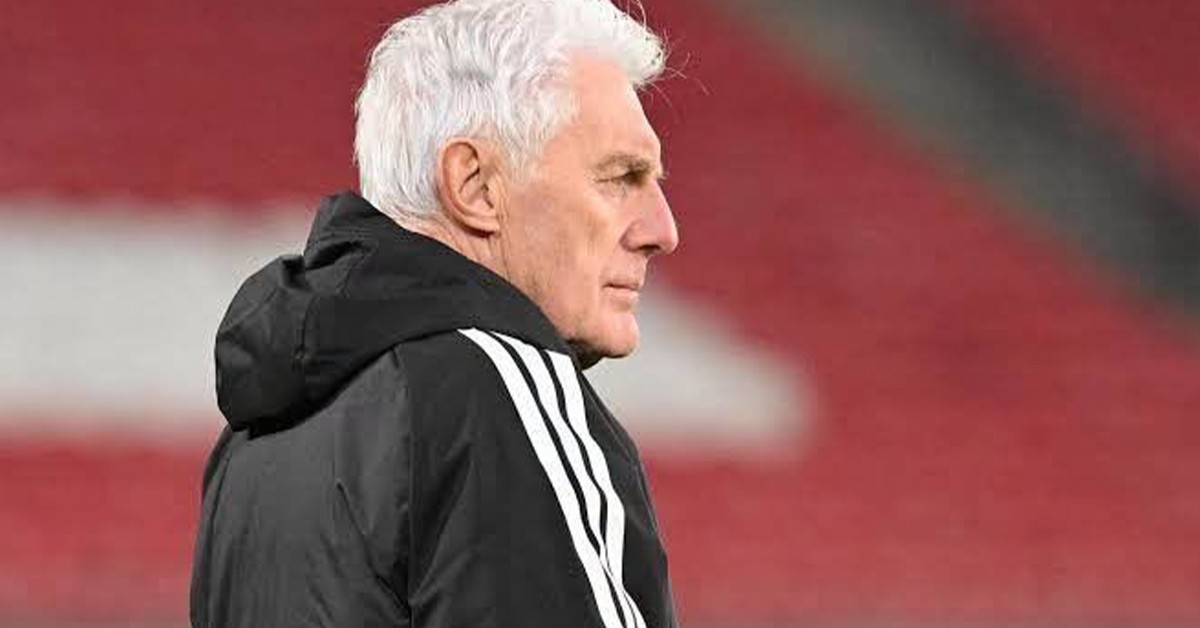 هوغو بروس يغادر تدريب منتخب جنوب إفريقيا ويلمح للإعتزال
