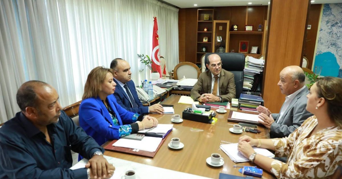 وزارة التجهيز تبحث تعزيز دور الباعثين العقاريين في إنجاز السكن الاجتماعي وزارة التجهيز تبحث مع غرفة الباعثين العقاريين سبل تطوير مساهمتهم في إنجاز السكن الاجتماعي