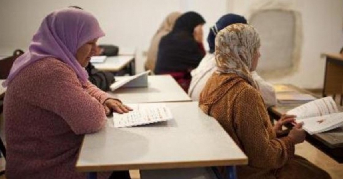 رئاسة الحكومة: إقرار تحسين مالي لمدرسي تعليم الكبار كبديل عن إدماجهم