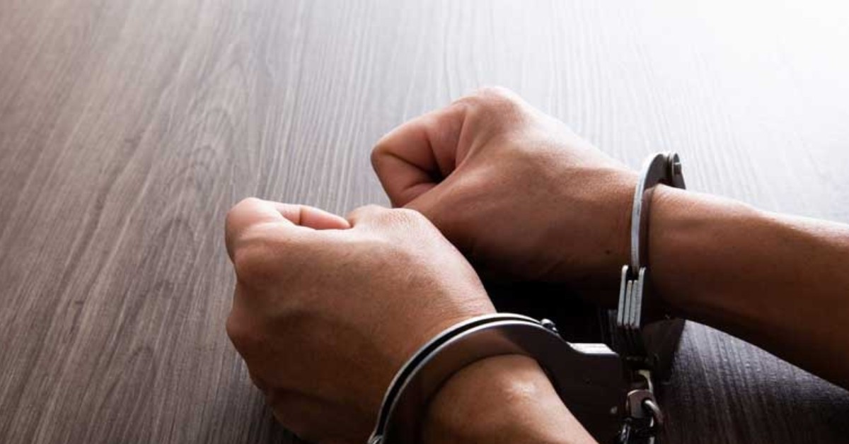 معروف بكنية "الجن"..القبض على شخص يشتبه في تنفيذه سرقات لعيادات طبية