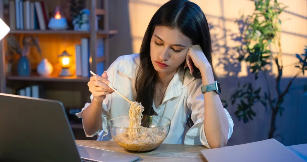 تناول الطعام متأخراً له تأثيرات سلبية على الأمعاء