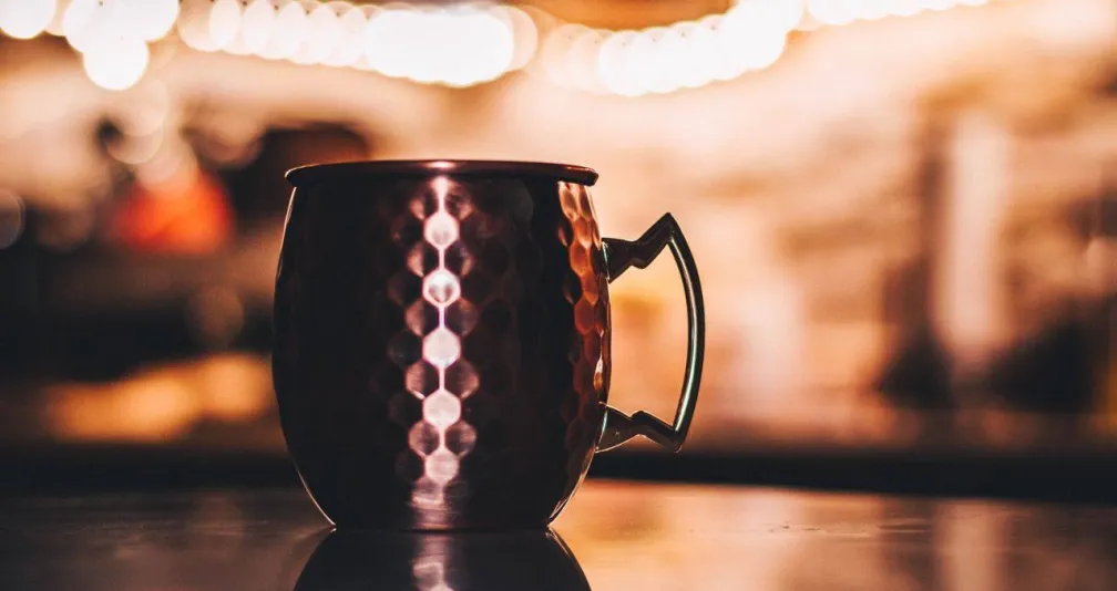 موضة الأكواب النحاسية تجتاح مواقع التواصل... فوائد حقيقية أم خطر صحي؟