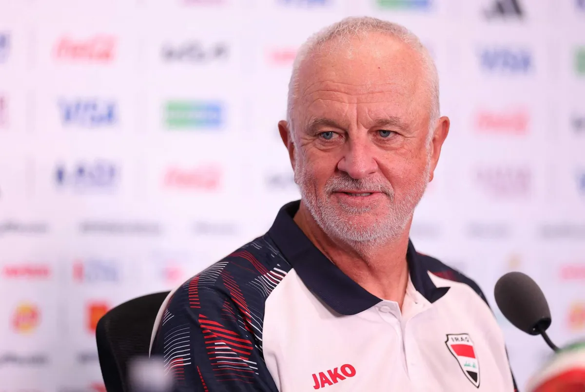 مدرب العراق يضحك خلال حديثه عن مواجهة فرنسا في كأس العالم 2026
