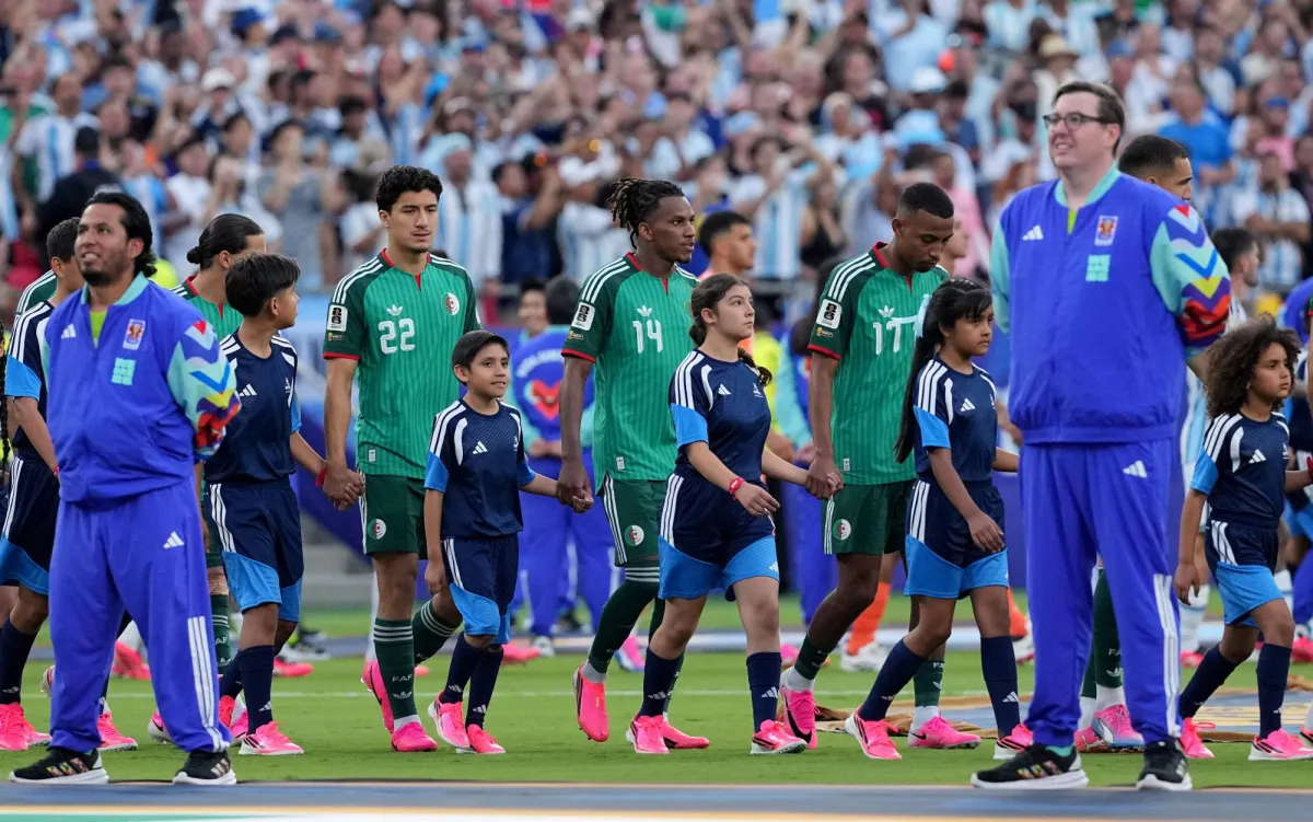 نجوم الجزائر يلعبون كرة القدم مع شباب كانساس تحضيراً لمونديال 2026