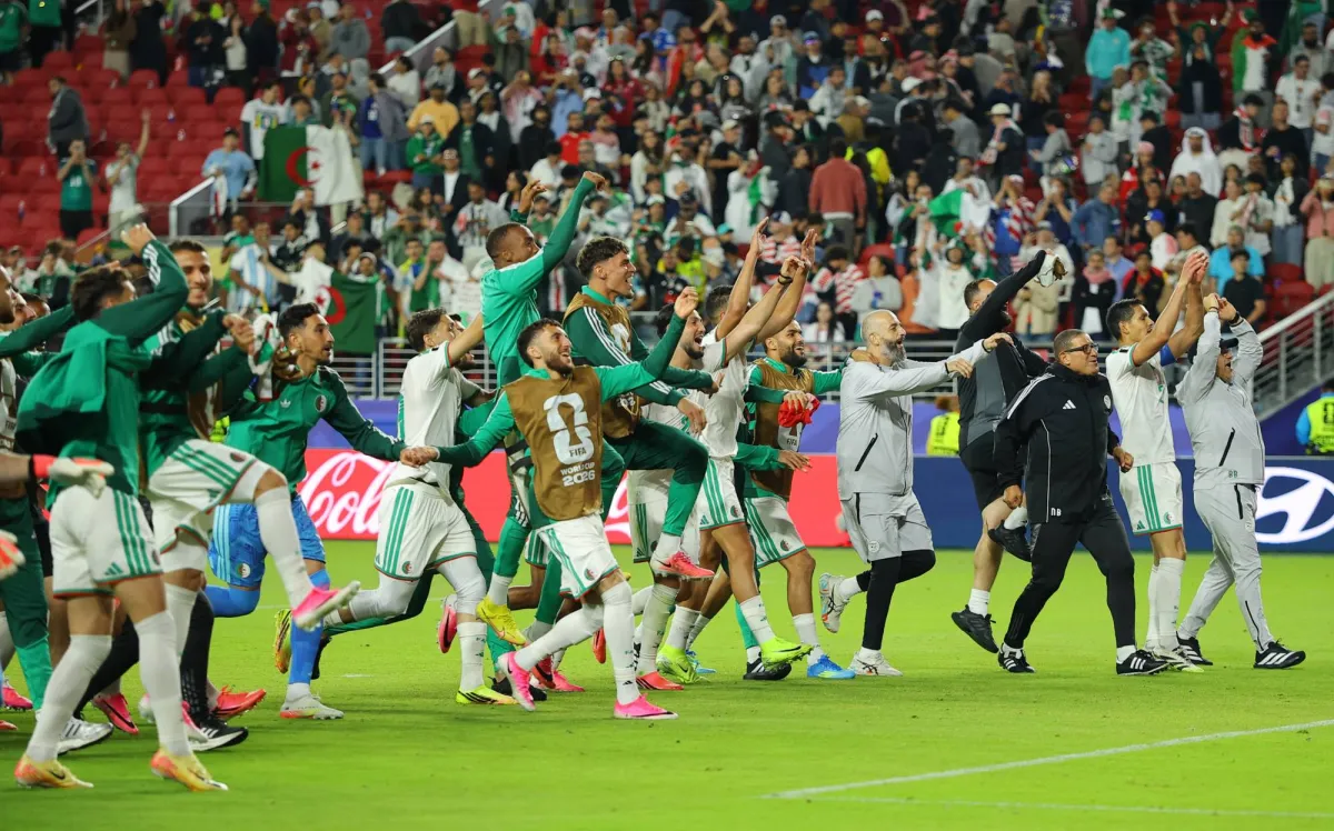 المنتخب الجزائري يحتفل بالفوز استعداداً لكأس العالم 2026