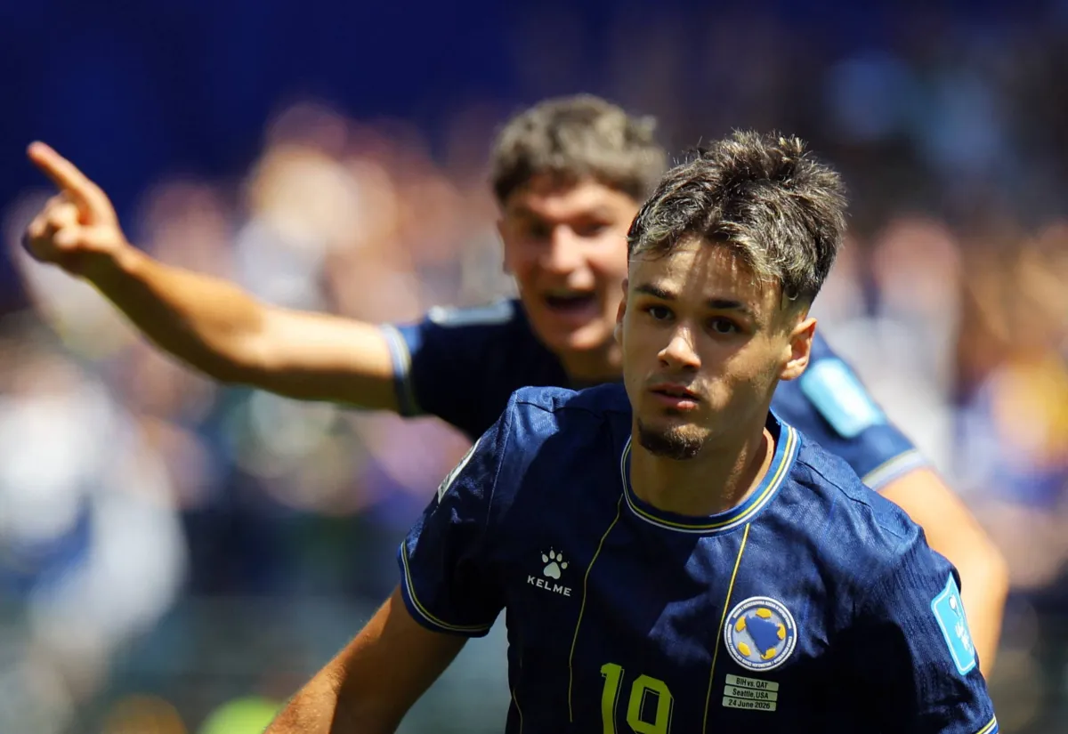 كريم ألاجبيغوفيتش يحتفل بعد فوزه بلقب رجل المباراة في مونديال 2026