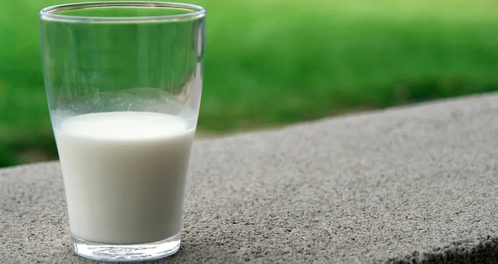 5 مكملات غذائية وأدوية تجنب تناولها مع الحليب