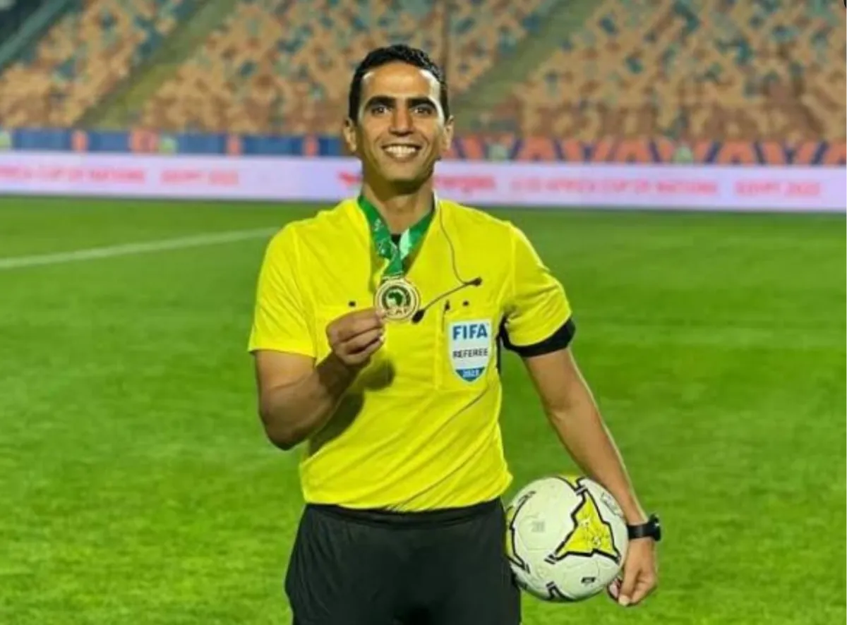 الحكم المغربي جلال جيد خلال إدارة مباراة في كأس العالم 2026