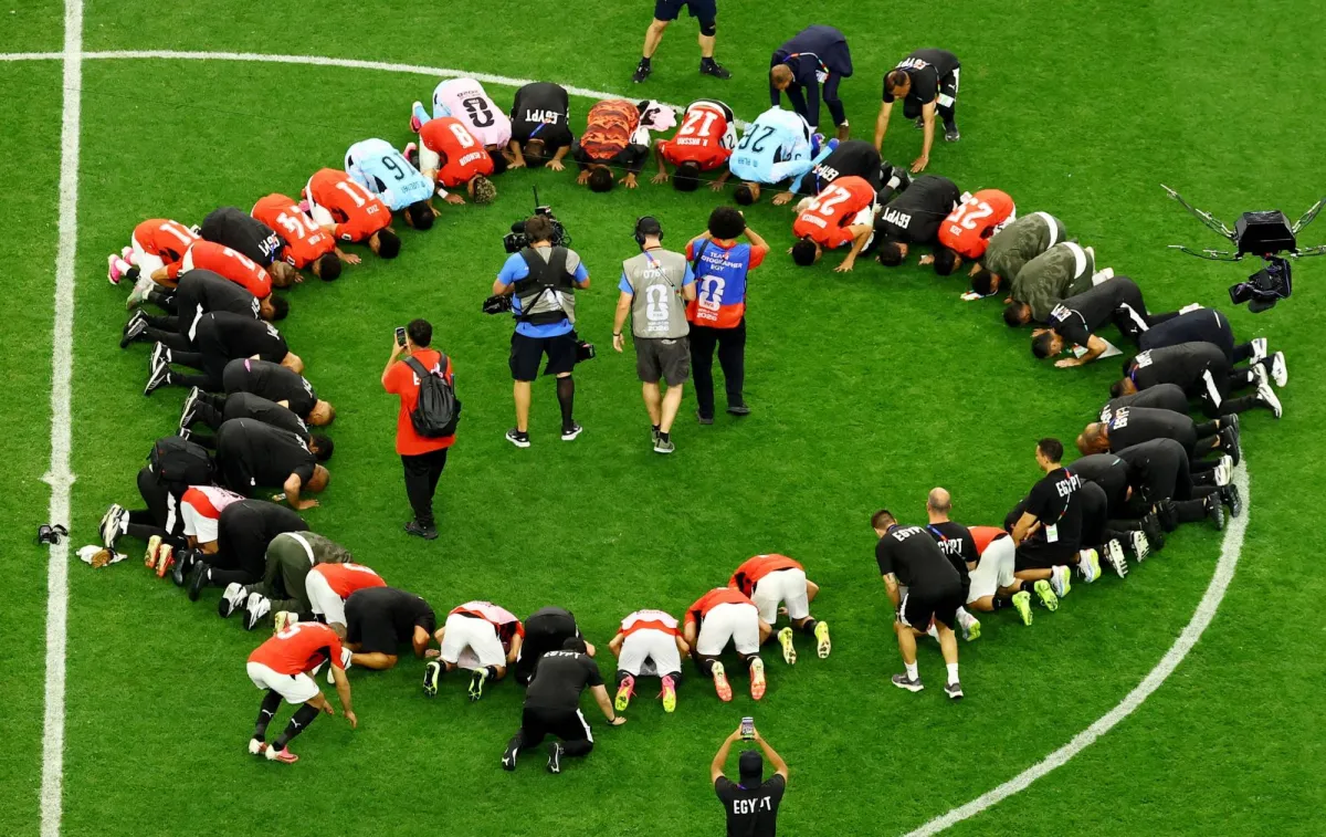 الرئيس السيسي يهنئ منتخب مصر بعد التأهل لكأس العالم 2026