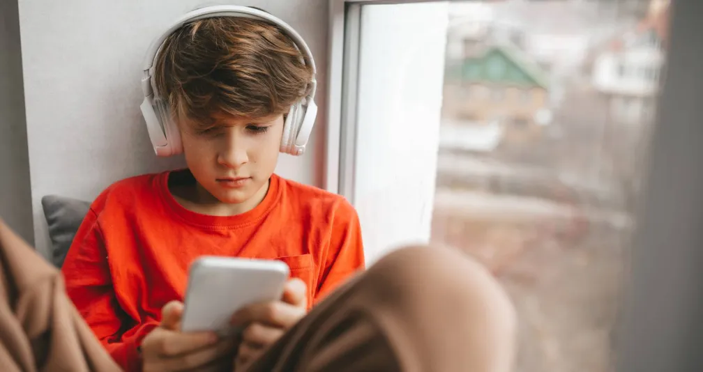 متى يكون استخدام المراهقين للشاشات مفيداً ومتى يكون ضاراً؟