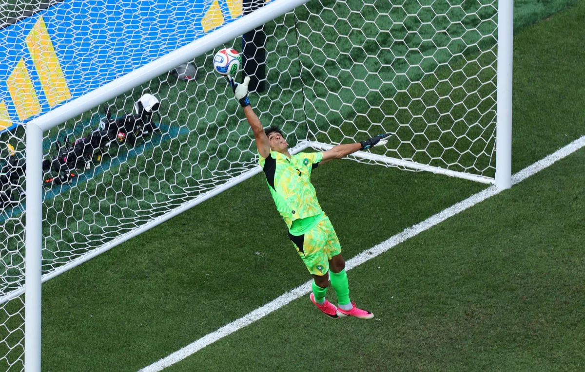 ياسين بونو يحاول التصدي لكرات فرنسا في كأس العالم 2026