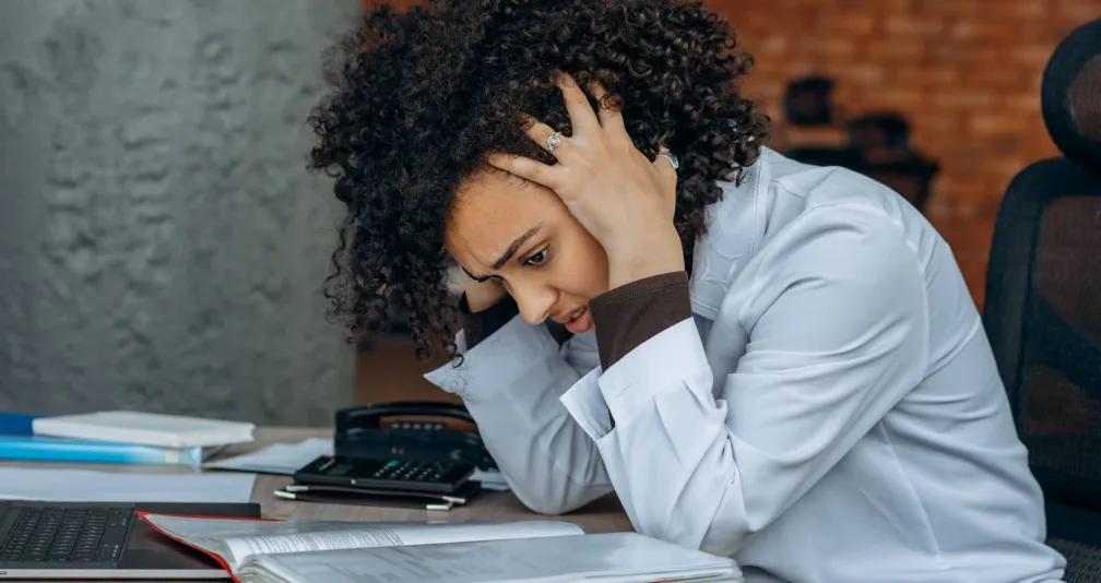 10 أطعمة ومشروبات... ماذا تتجنب إذا كنت تعاني من القلق أو الاكتئاب؟