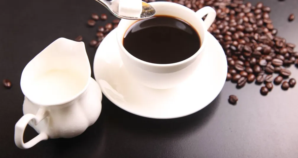 تأثير توقيت شرب القهوة على مستويات الكوليسترول في الجسم