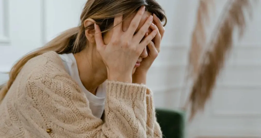 10 أعراض جسدية للقلق يظنها البعض لأمراض أخرى