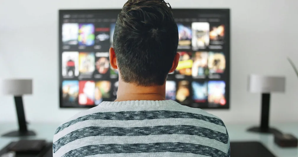 مشاهدة التلفاز ضد الجلوس أمام الحاسوب... أيهما أكثر ضرراً لصحة الدماغ؟