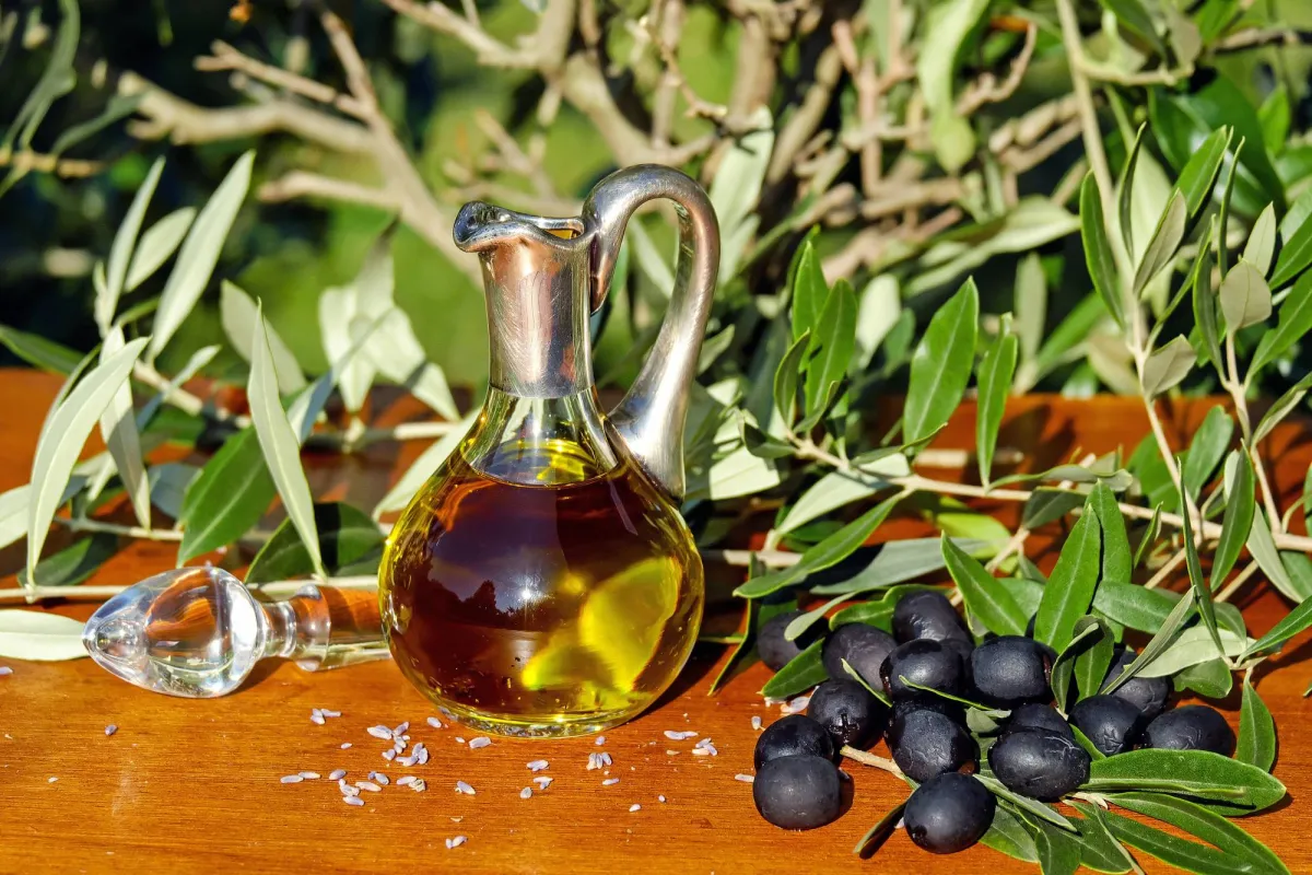 هل يساعد زيت الزيتون على خفض الكولسترول الضار؟