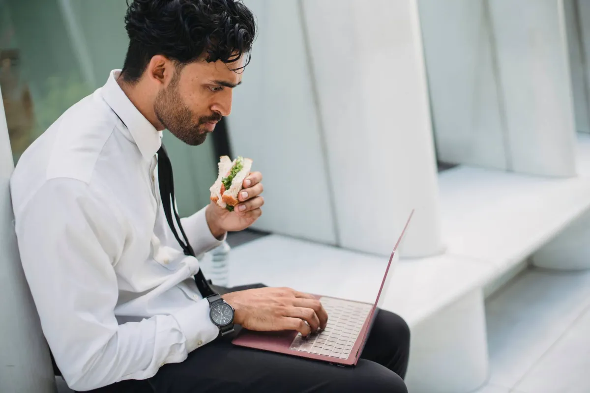 لوحة مفاتيحك قد تتحول إلى «مطعم للبكتيريا»... احذر هذه العادة