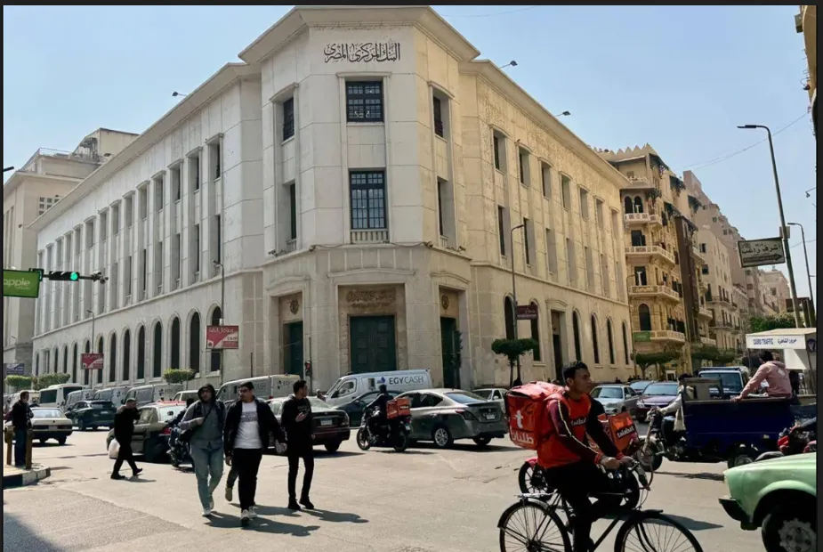 تحويلات المغتربين... ملاذ مصري في مواجهة الصدمات الخارجية