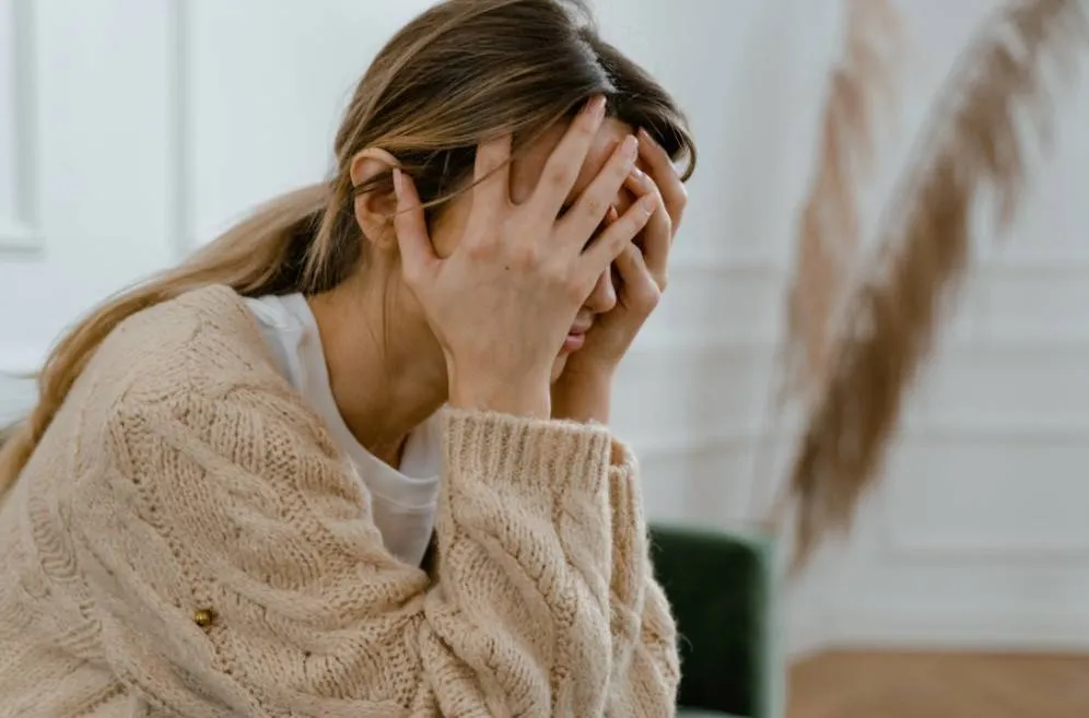 10 أعراض جسدية للقلق يظنها البعض لأمراض أخرى