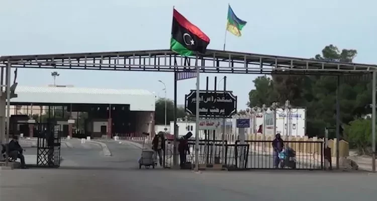 بطء شديد في معبر راس جدير يعطل حركة العبور نحو تونس لليوم الثاني معبر راس جدير: نسق بطيء للعبور نحو تونس لليوم الثاني على التوالي