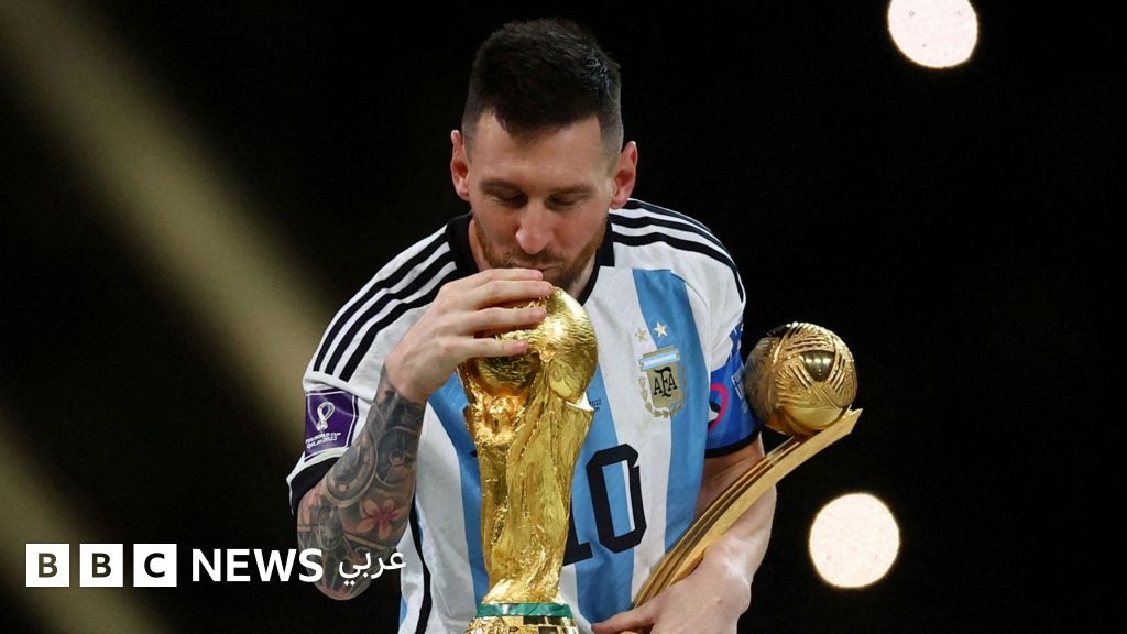ليونيل ميسي يحمل كأس العالم 2022 قبل اعتزاله