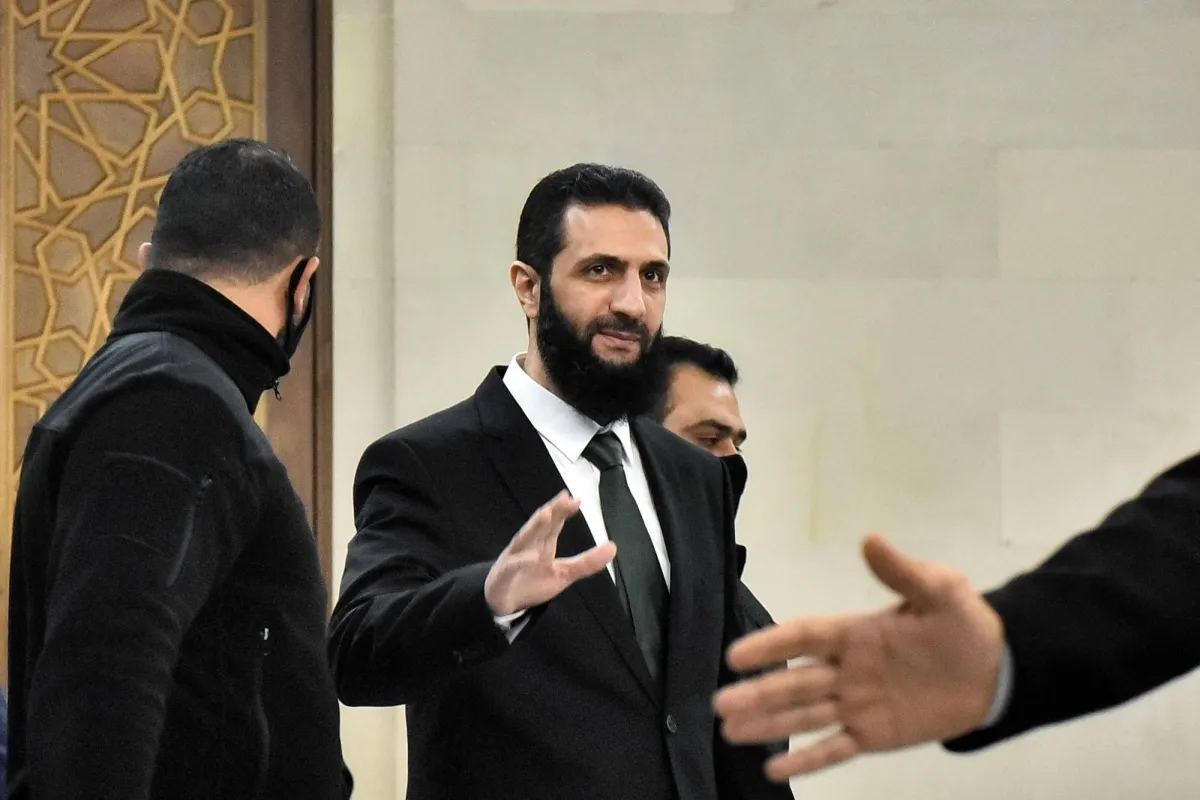 الشرع يتعهد حل الفصائل المسلحة وإنشاء جيش سوري موحد الشرع يتعهد حل الفصائل المسلحة وإنشاء جيش سوري موحد
