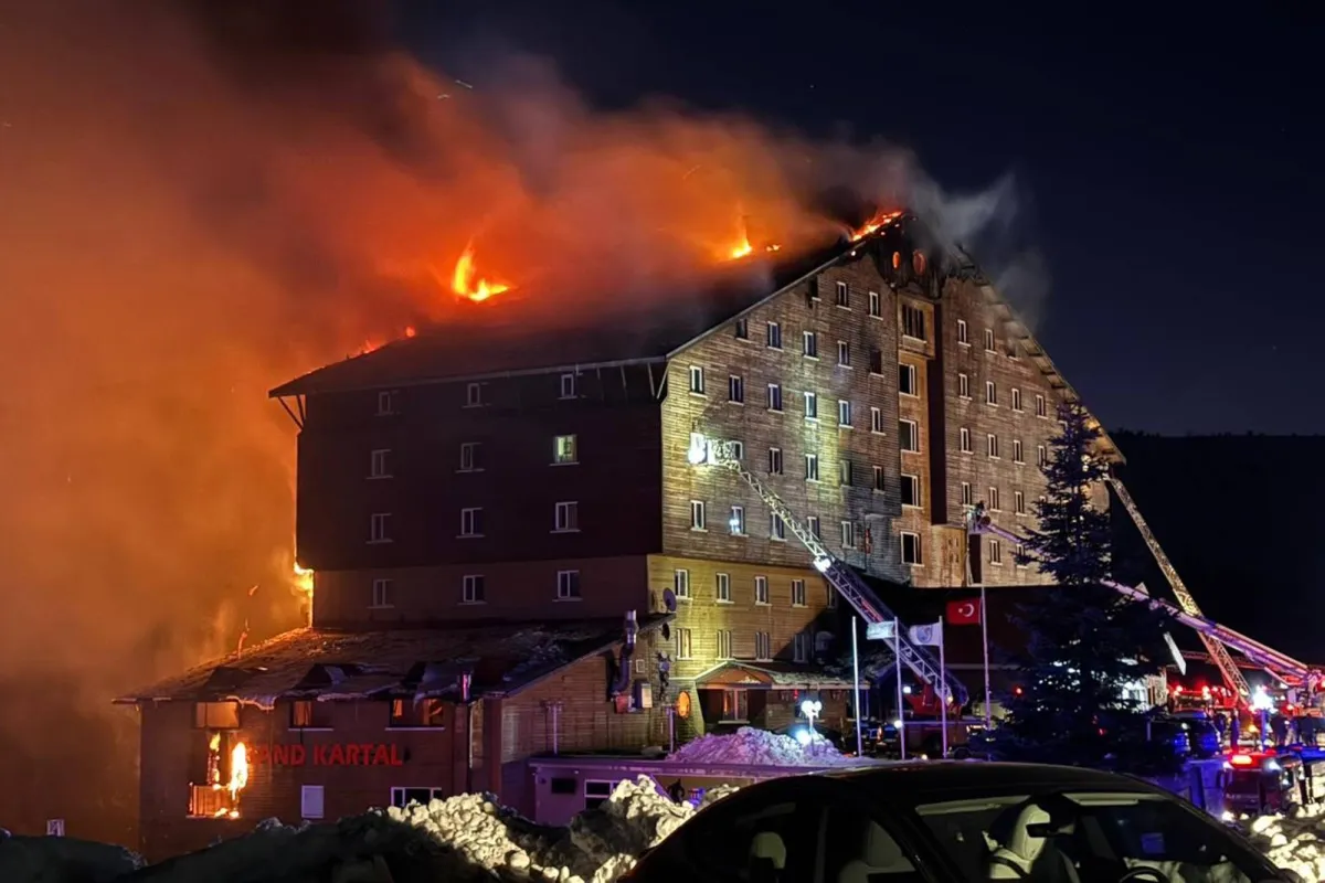 10 قتلى و32 جريحاً بحريق في فندق بشمال غربي تركيا 10 قتلى و32 جريحاً بحريق في فندق بشمال غربي تركيا