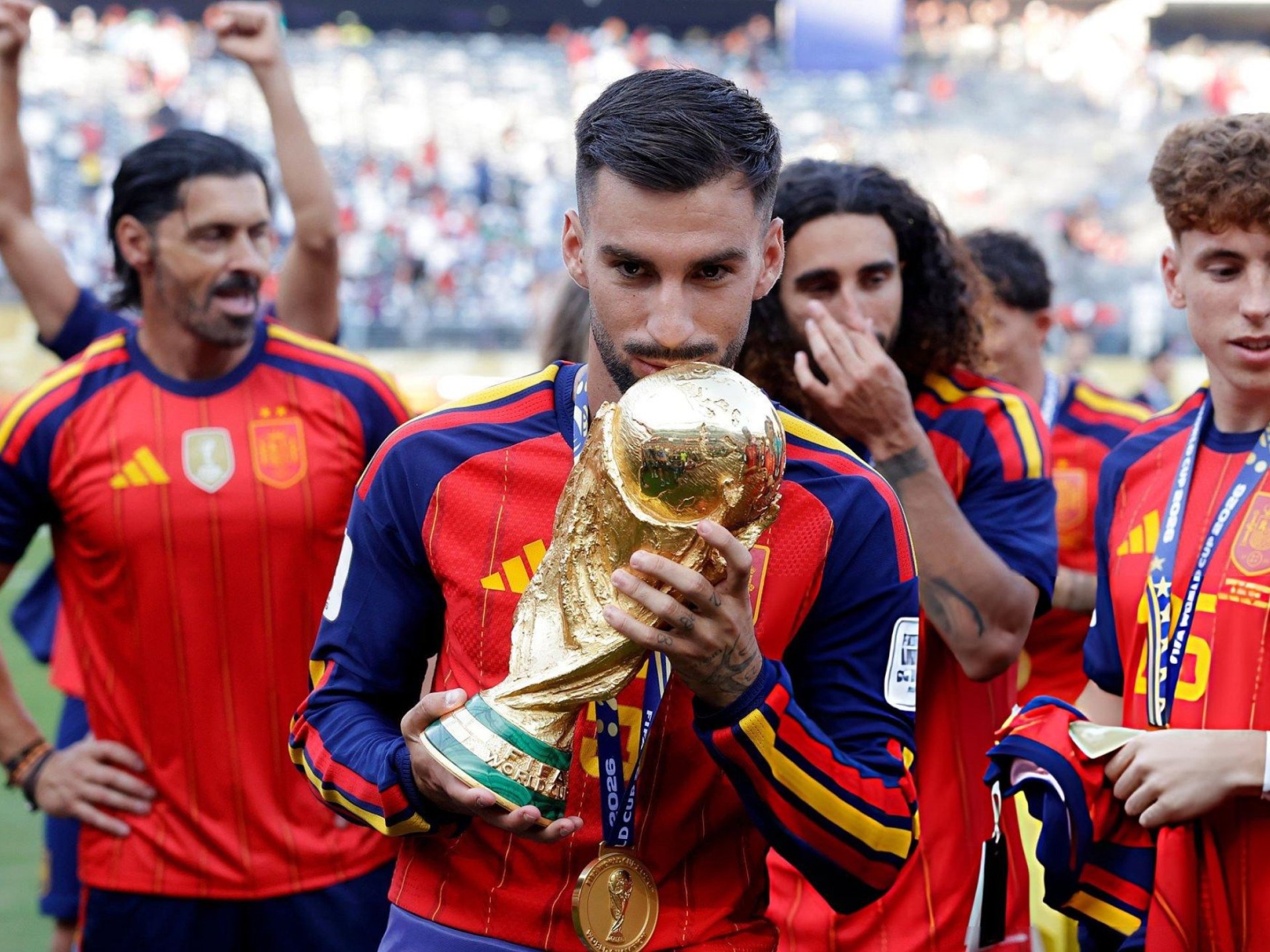 أليكس باينا يدخل التاريخ بتتويج غير مسبوق في كأس العالم 2026 أليكس باينا يتوج بكأس العالم 2026