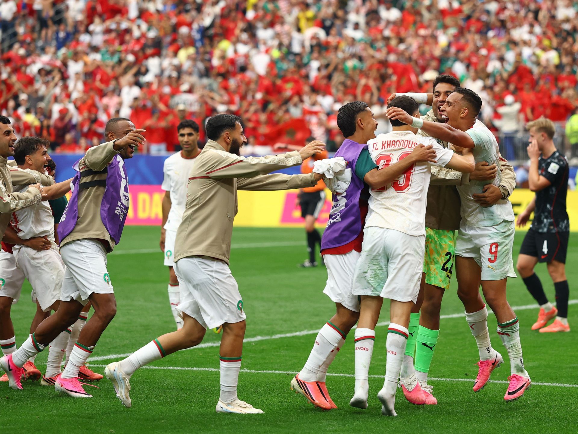 احتفالات لاعبي المنتخب المغربي بعد التأهل لربع نهائي كأس العالم 2026
